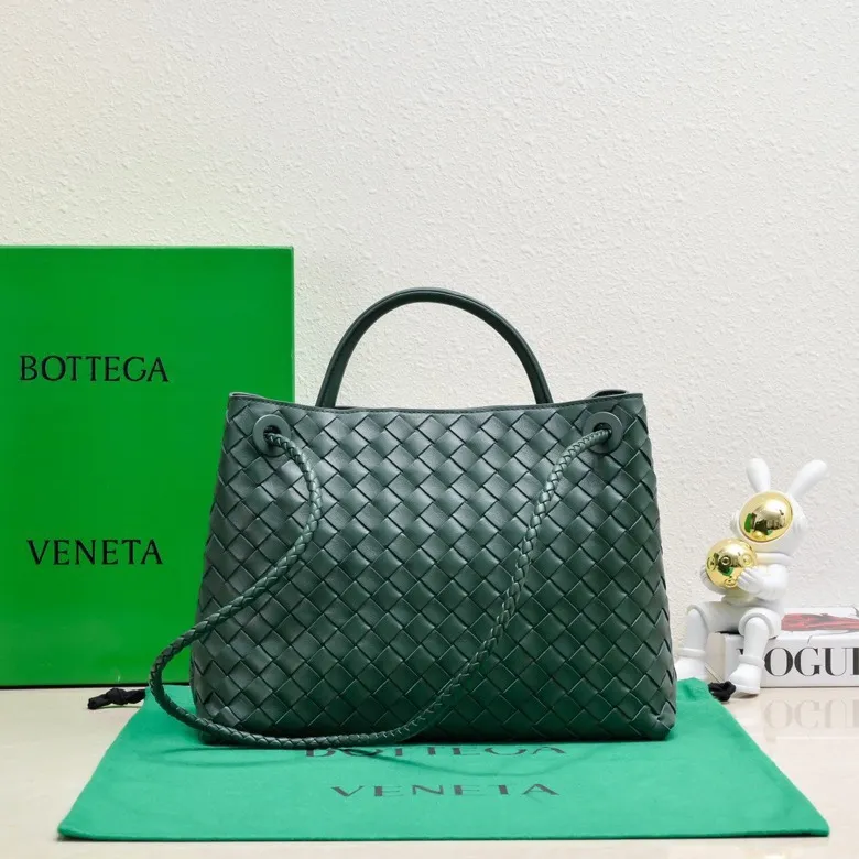 The 2023 new Andiamo batch of 2260 BV has been shipped‼ ️Really popular🔥The new Andiamo woven handbag launched by Bottega Veneta this season is really popular all over the world! ! Celebrities at home and abroad have worn it, and Oscar-winning actress Michelle Yeoh has taken it out on the street. Song Jia, Trai Yara, Yu Feihong, Sanji Ayaka, Rosie Hunting-Whiteley, Yoshioka Riho, etc. have all picked up this bag. It is classic and versatile, showing off its temperament, and the bag capacity is also large, which is very convenient for daily commuting! ! A variety of carrying methods, the shoulder straps can be adjusted by yourself, the original lambskin feels soft and delicate, and the unisex style breaks gender boundaries and brings a more practical and longer-lasting use experience. Andiamo, which has both elegant and casual styles, perfectly interprets the true appearance of "fashionable old money style". Style number: 8463 Size: 32*24*12